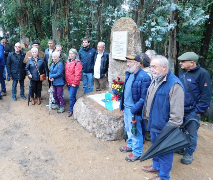 Novas Piñeiro, a esquerda, xunto co ex alcalde de Moaña, Candido Pena, e membros da Comisión da Memoria Histórica diante do novo monolito de Alxen - SRD