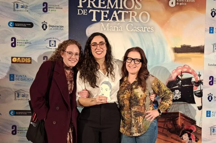 Na fotografía Laura Porto con Marián Bañobre, directora do espectáculo, e a actriz Carmen Facorro, co-fundadora de Amorodio Teatro.