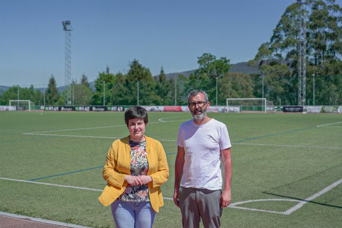 A alcaldesa do Rosal e o concelleiro de Deportes no campo de fútbol de A Mata