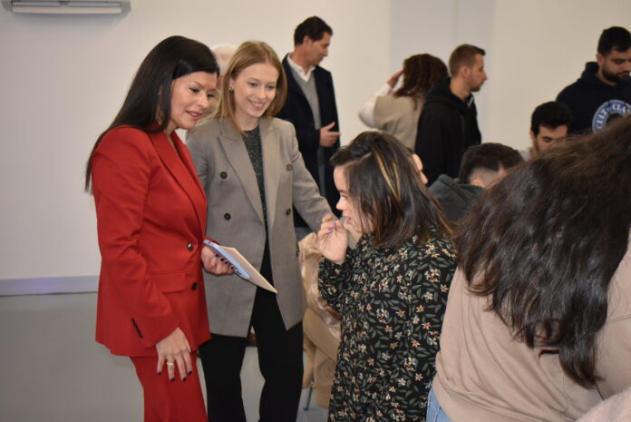 Visita alcaldesa de Mos y directora Xeral Xuventude a AEMOS