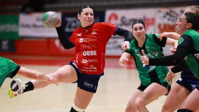 Caro Bono lanza durante o encontro de onte. / PABLO HERNÁNDEZ GAMARRA