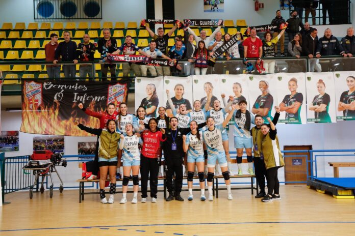 As xogadoras do Guardés celebran o trunfo coa afección desprazada | Atlético Guardés