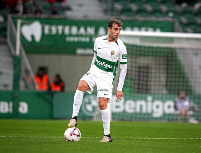 Álvaro Núñez en posesión do coiro | ELCHE CF