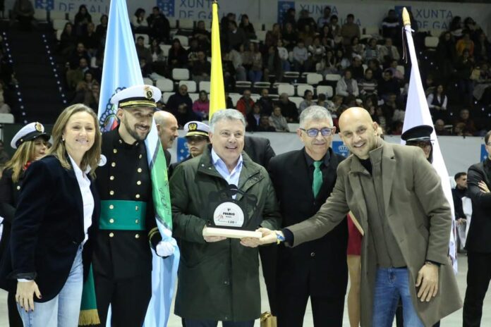 Entrega do primeiro premio a rondalla de Atios - Cedida