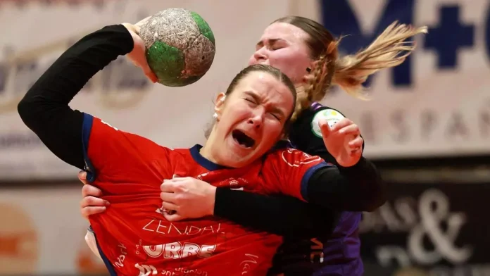 A húngara Zsembery defendida nun lanzamento || JOSE LORES