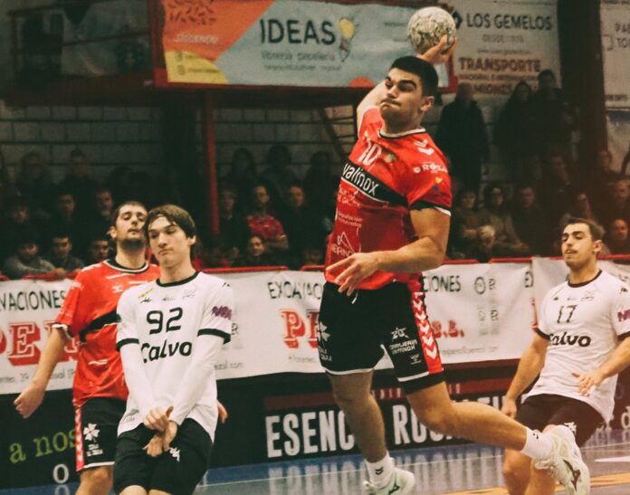 Xurxo Rivas realiza un lanzamento a porta | Valinox Novás