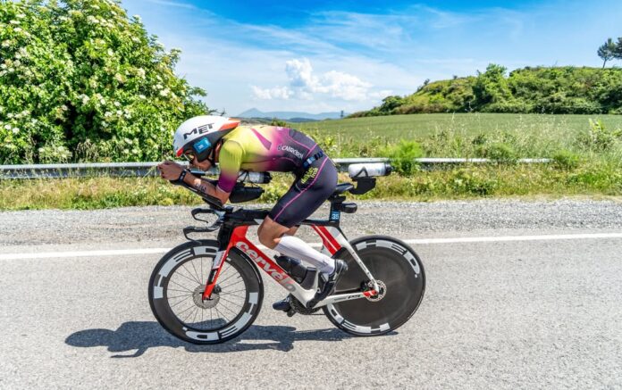 Álex Rilo, sobre a bicicleta no campionato de España de Triatlón de Media Distancia de Pamplona | Instagram